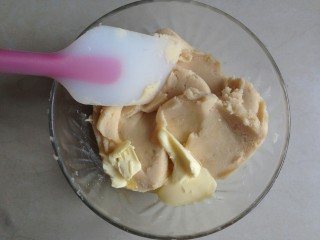 10、咖啡味桃山月饼,取出一百克炒好的白芸豆馅，加入黄油、咖啡粉、可可粉、低粉，揉至混合均匀。