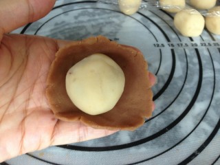 13、咖啡味桃山月饼,用手掌将皮压扁，中间放入馅料。