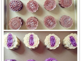 15、咖啡味桃山月饼,50克的月饼模具在装有低筋面粉的碗内压一下，再抖出多余的面粉，将其放入到模具内，向下按压成型，最好直接将其放在烤盘内按压，这样不用移动月饼，防止变形。