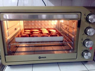 16、咖啡味桃山月饼,月饼表面刷一层水，放入提前预热到170度的东菱烤箱中层，烘烤十分钟即可。