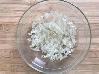 2、银耳炒鸡蛋,碎银耳用水泡20分钟左右