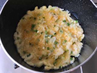 12、银耳炒鸡蛋,油烧至大约7成热，倒入银耳鸡蛋液，先煎一会，不要翻动