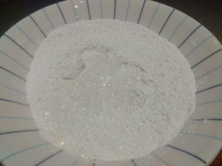 1、草莓大福,首先把粉类混合