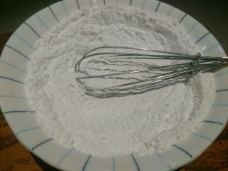 2、草莓大福,用手动蛋抽搅一搅