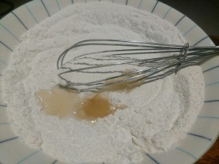 3、草莓大福,倒入玉米油,搅一搅