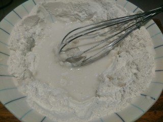 4、草莓大福,倒入一半量的水,用蛋抽混合