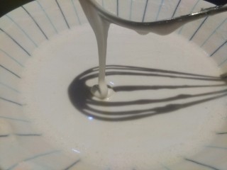 6、草莓大福,调成这样可以顺滑滴落的面糊