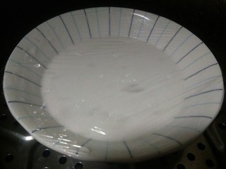 7、草莓大福,包上保鲜膜,用刀尖戳几个孔,上锅中小火蒸20分钟