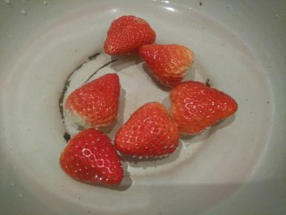 8、草莓大福,这个时候洗草莓,草莓用盐水泡一泡多冲洗几次