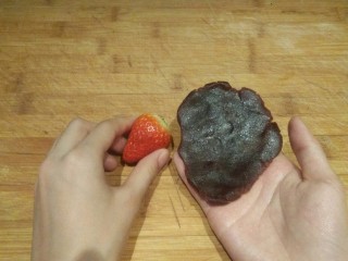 10、草莓大福,压扁,草莓尖头朝上大头朝下包入豆沙