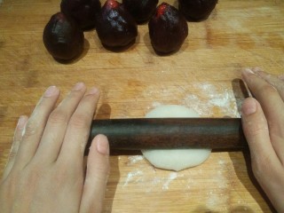 14、草莓大福,用擀面杖擀皮