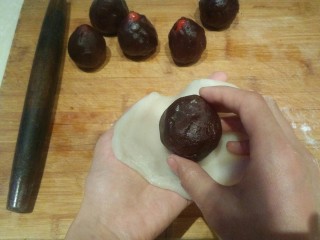 16、草莓大福,放入豆沙草莓馅,依旧尖头朝上