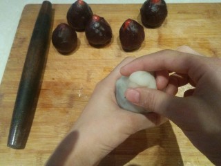 18、草莓大福,像包包子一样,把最后的小揪掐掉