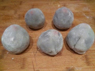 20、草莓大福,滚一些熟糯米粉