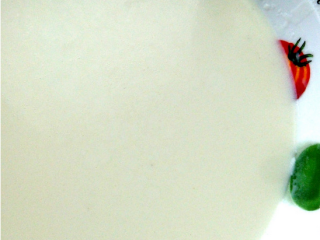 3、花式冰皮月饼,将第一步和第二步的两种原料混合均匀，过筛两次，成细腻均匀的糊状。盖上盖子静置半小时