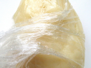 6、花式冰皮月饼,装入保鲜袋中，入冰箱冷藏1小时，能使面团更细腻均匀，而且不会黏手