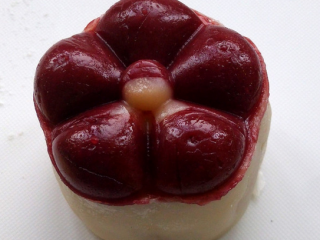 12、花式冰皮月饼,在模具中放上包好馅的月饼球，压出花型即可