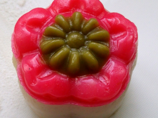 13、花式冰皮月饼,这种双色的，就是先用抹茶色填充内芯，再用粉色填满花瓣。其他步骤与单色花一致