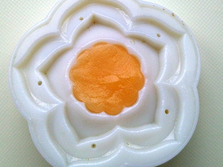 14、花式冰皮月饼,三色花其实也是类似。先用芒果面团填满花心部分