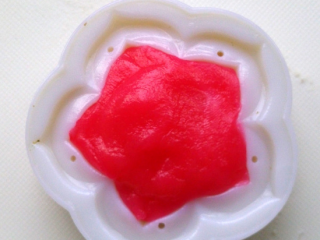 15、花式冰皮月饼,再用粉色填满花瓣。尽量按平，尤其是花瓣边缘