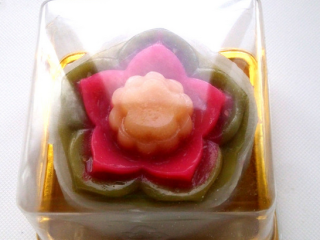 18、花式冰皮月饼,放进密封盒，盖上盖子，放入冰箱冷藏，可以保存两三天。时间再久的话，冰皮变硬就不好吃了