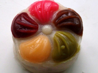 19、花式冰皮月饼,五色花其实也一样，用不同颜色填充花瓣即可