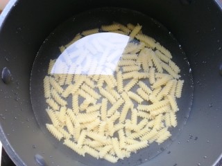 3、时蔬炒意粉,锅里准备适量的水，放入螺旋意面，煮熟