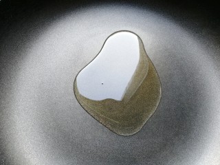 5、时蔬炒意粉,锅里放适量的油