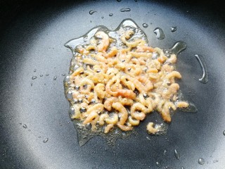 6、时蔬炒意粉,油烧热后，加入虾米，可以换成虾仁，我一般就地取材的，冰箱有啥用啥