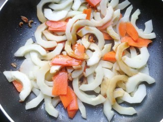 8、时蔬炒意粉,加入了耗油，酱油，翻炒均匀