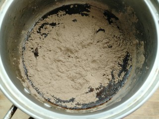 2、蔓越莓仙草冻,容器倒入温开水放入50克黑凉粉