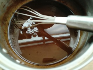 3、蔓越莓仙草冻,用打蛋器搅拌至无颗粒