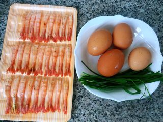 1、冬至美食+滑蛋北极甜虾仁,准备鸡蛋、韭菜、北极甜虾备用