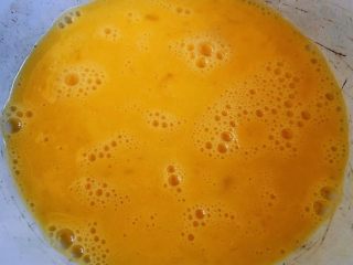 2、冬至美食+滑蛋北极甜虾仁,鸡蛋打入碗中放入少许盐打散