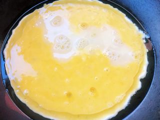 4、冬至美食+滑蛋北极甜虾仁,锅中倒入底油加热再倒入蛋液