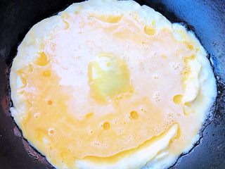 5、冬至美食+滑蛋北极甜虾仁,鸡蛋炒至六成熟基本定型