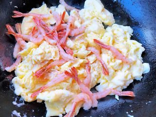 6、冬至美食+滑蛋北极甜虾仁,放入北极甜虾中火快速翻炒