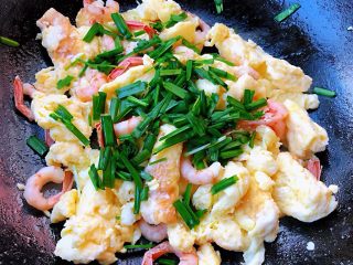 7、冬至美食+滑蛋北极甜虾仁,放入韭菜段翻炒一下不要时间过久