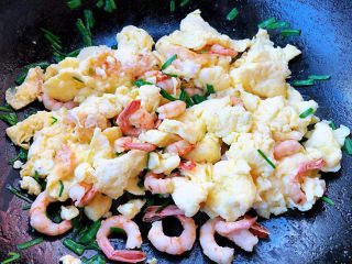 8、冬至美食+滑蛋北极甜虾仁,最后放入盐和味精调味均匀即可出锅享用