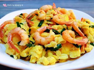 9、冬至美食+滑蛋北极甜虾仁,鲜美可口的滑蛋北极甜虾仁装入盘中