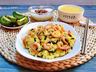 10、冬至美食+滑蛋北极甜虾仁,搭配小米粥、水果，果仁酸奶就是标配的早餐
