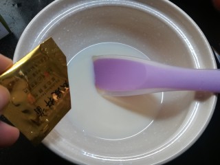 3、芒果酸奶杯,待牛奶稍凉后，加入一克菌粉，我用的是这种十菌的，拉丝效果非常好。