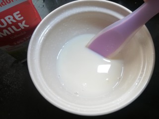 4、芒果酸奶杯,搅拌均匀，让菌粉充分的融合在牛奶里。