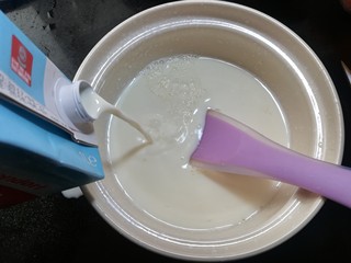 5、芒果酸奶杯,加入剩下的牛奶。