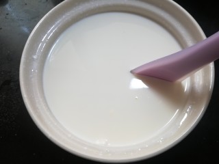 6、芒果酸奶杯,搅拌均匀。盖上保鲜膜或盖子。