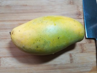 8、芒果酸奶杯,取一只新鲜的芒果。也可以用其他的水果来代替。