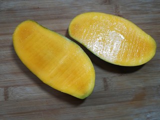 10、芒果酸奶杯,去掉中间的核。