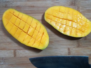 11、芒果酸奶杯,用刀划十字口。