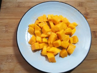 13、芒果酸奶杯,准备好芒果丁，也可以用其他的水果，除比如草莓，菠萝，香蕉等。