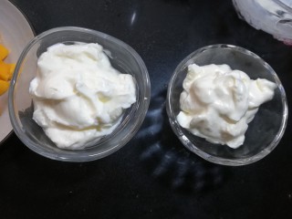 14、芒果酸奶杯,在杯子中放入冷藏过的酸奶。这时候的酸奶非常的浓稠。